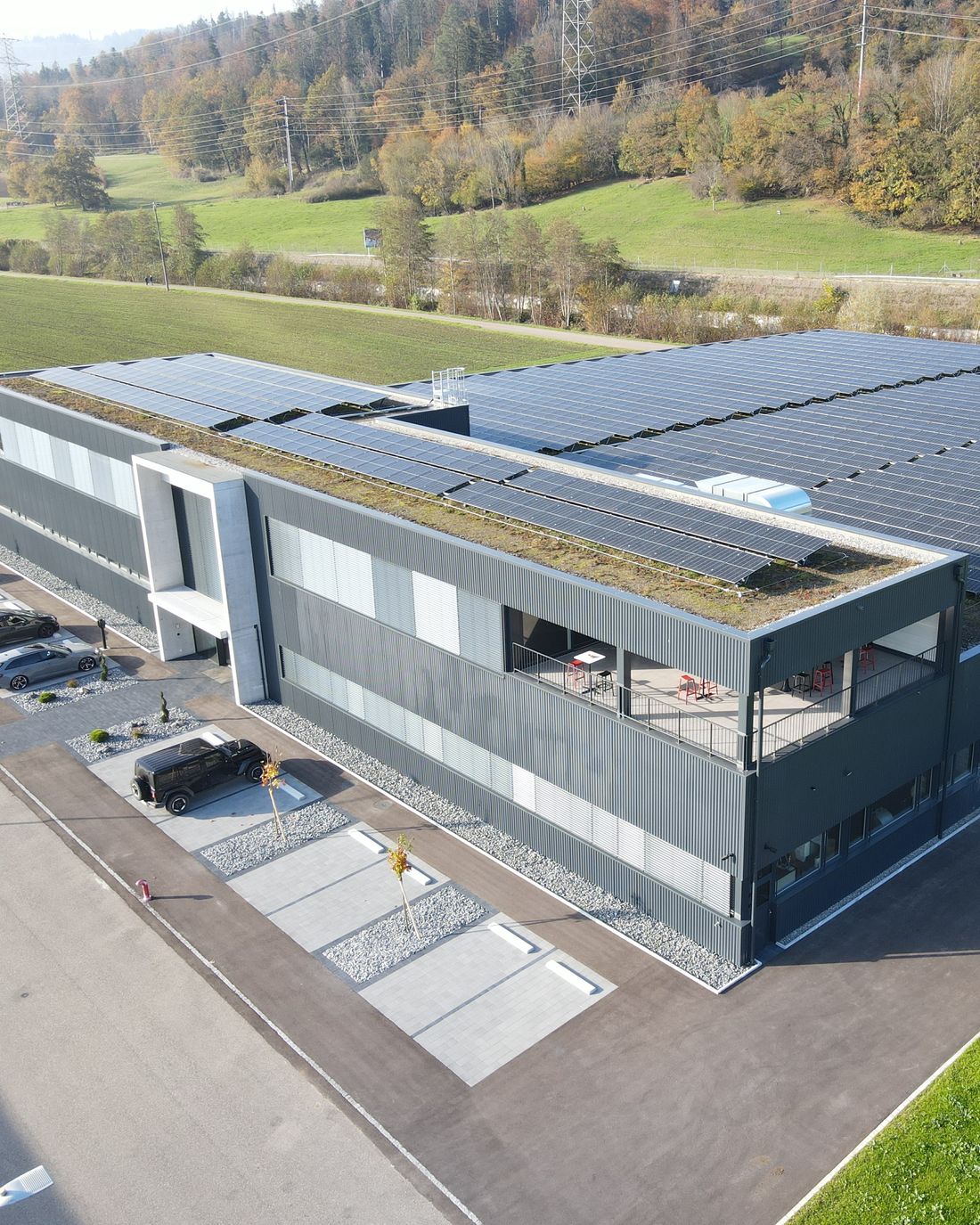 Le bâtiment Schaller de Bassecourt vu du ciel, toiture couverte de panneaux photovoltaïques