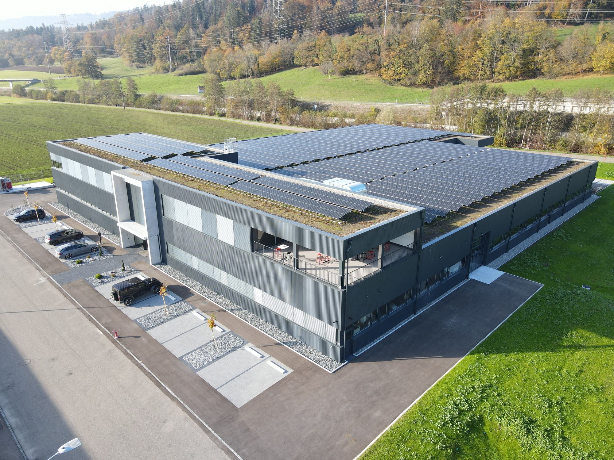 Le nouveau bâtiment de 2024, toiture photovoltaïque, entre champs et forêt