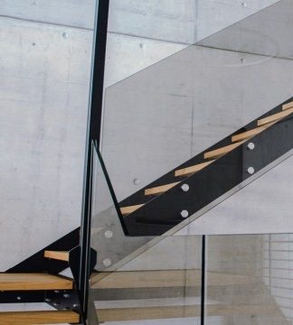 Escalier suspendu dans le hall du nouveau bâtiment